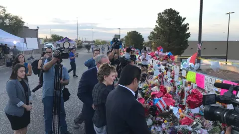 Alcaldes de Ciudad Juárez y El Paso despiden a víctimas del tiroteo