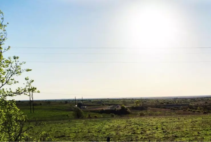 Vista panorámica del campo y el sol de fondo en una pequeña comunidad al norte de Texas