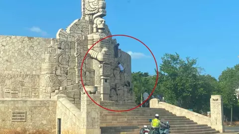 turistas violan las reglas se suben monumento a la patria