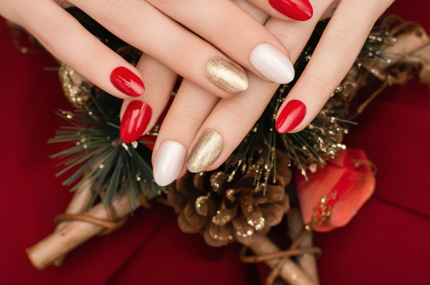 27 ideas de uñas elegantes para Navidad