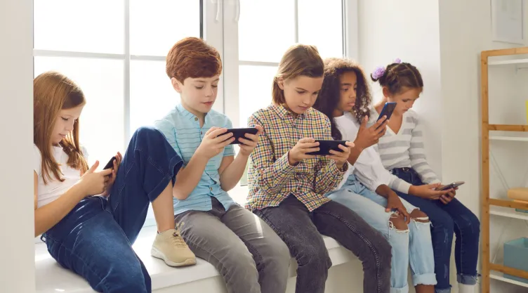 ¿Cuánto tiempo es recomendable que un niño esté en el celular?