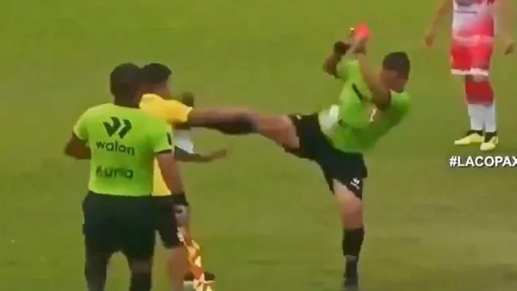 Árbitro en Perú se vuelve viral tras defenderse con una patada karateka ante una agresión en la Copa Perú 2025.