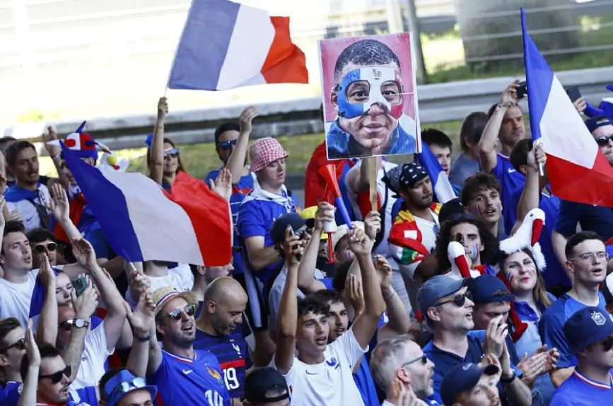 Afición francesa llegando al estadio.jpg