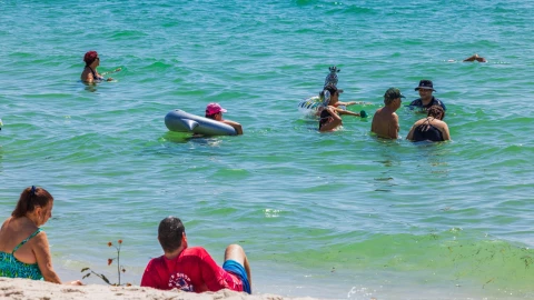 Personas bañándose en el mar de Miami Beach, Florida.