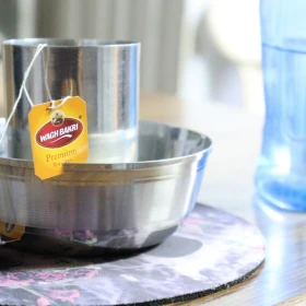 Taza de té y botella.