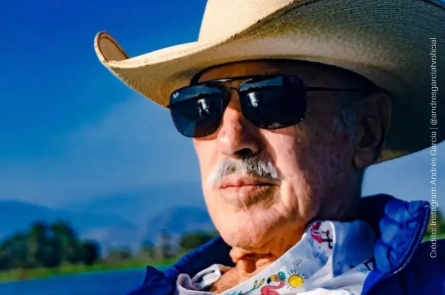 Andrés Garcia selfie con sombrero.jpg