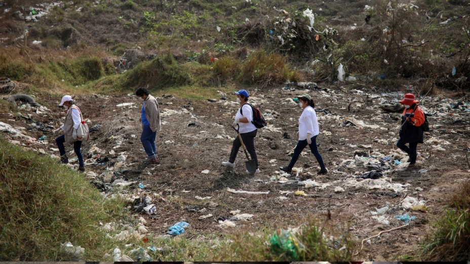 Miembros del Colectivo Solecito buscando personas desaparecidas en México