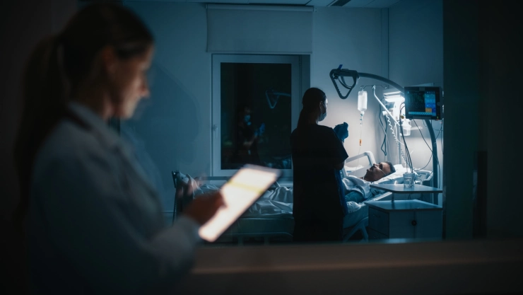 Profesional de salud con un paciente en un hospital.