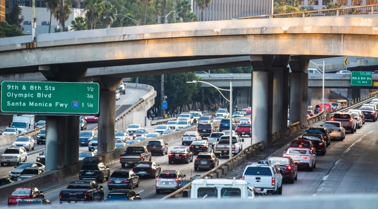 Larga fila de autos en carretera de California