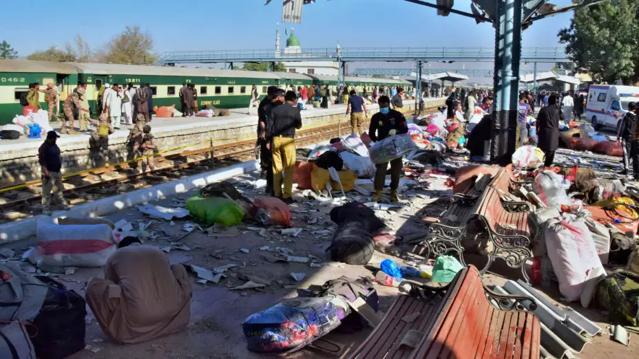 Sitio tras el ataque de un atentado suicida en una estación de tren en Queta, Pakistán.