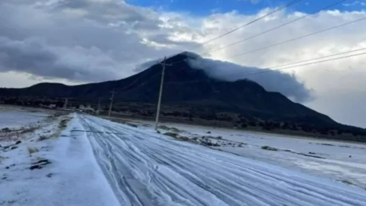 VIDEO: Captan caída de granizo sobre la carretera Cuyoaco–Libres en Puebla hoy; riesgo vial y daños