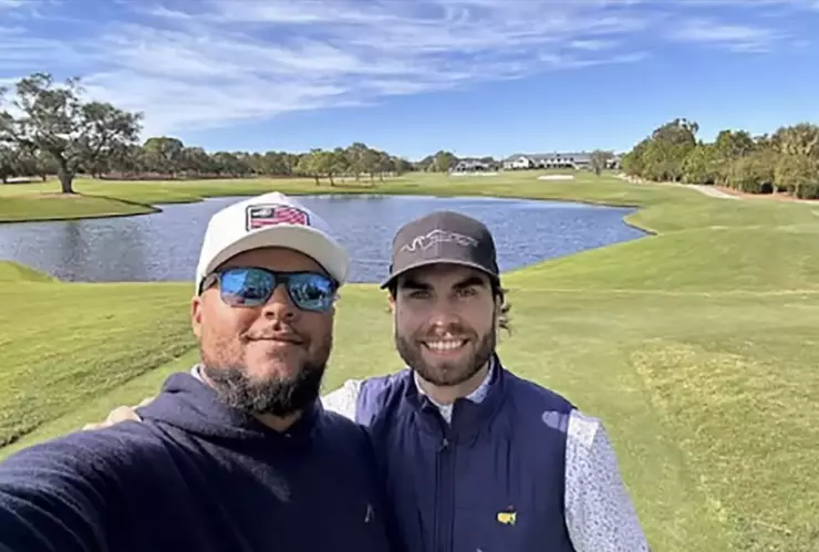 una vista de él junto a su amigo compartiendo un día de golf