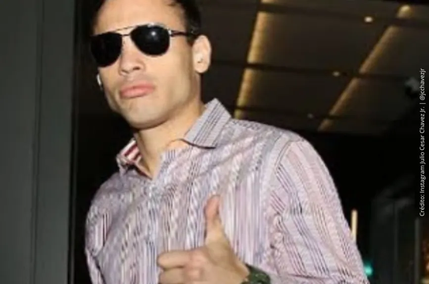 Julio Cesar Chavez Jr. saluda a fans..jpg