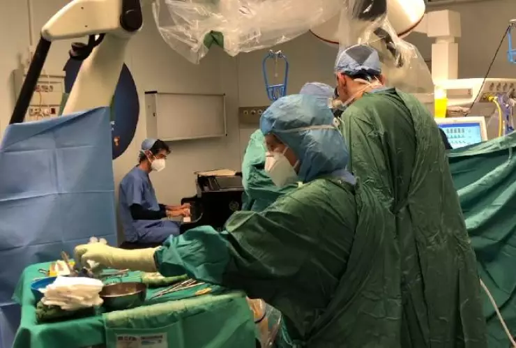 El equipo dirigido por el doctor Roberto Trignani realizaba la cirugía de cuatro horas de duración, mientras el biólogo molecular y músico Emiliano Toso tocaba un piano como efecto terapéutico.
