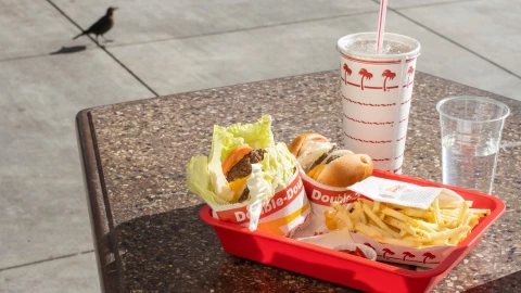 Una bandeja con comida rápida del local In-N-Out