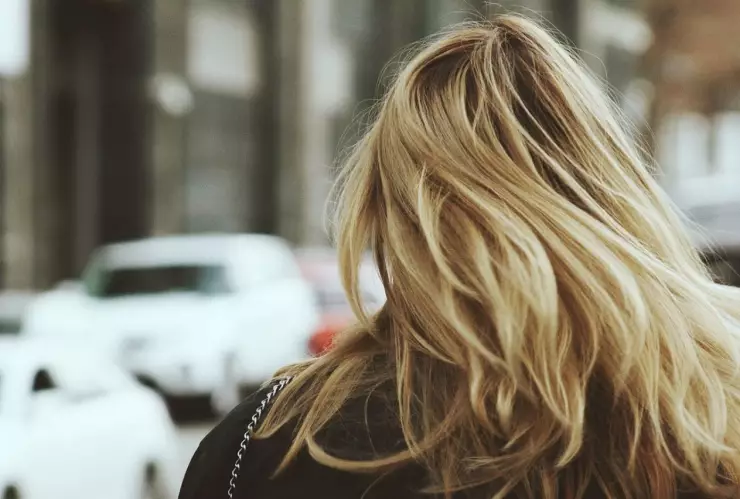 La mezcla casera con cuatro ingredientes para eliminar las canas