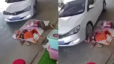 VIDEO: Auto aplasta la cabeza de una mujer acostada en la calle