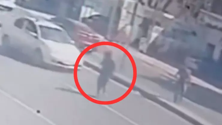 Tragedia en Villa Elisa: hombre cruza corriendo y es impactado por tráiler