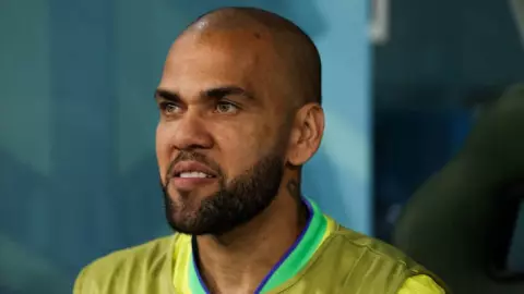 Dani Alves demanda