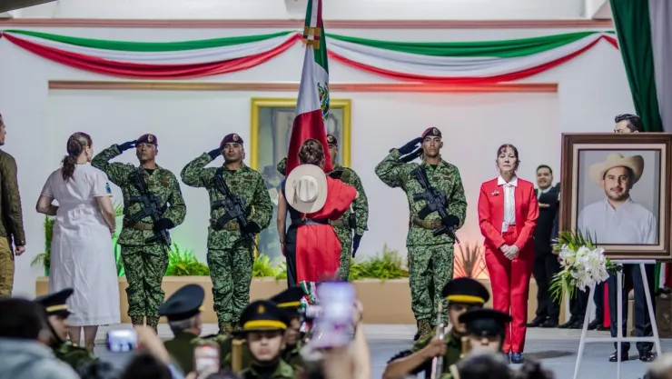 Grecia Quiroz encabeza su primer Grito en Uruapan.