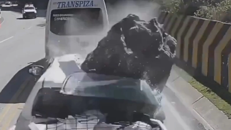 Momento exacto en el que roca GIGANTE aplastó una camioneta en carretera
