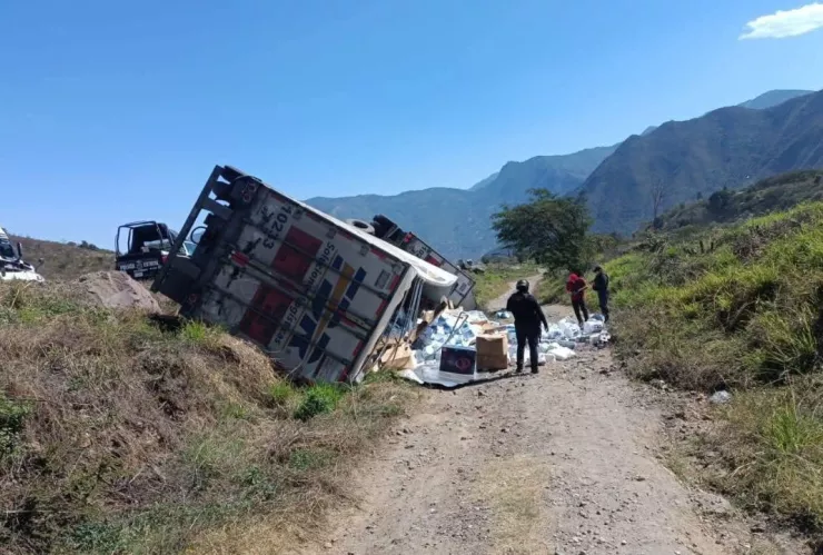 El tráiler volcó a un costado de la autopista Puebla-Orizaba, dejando la carga regada
