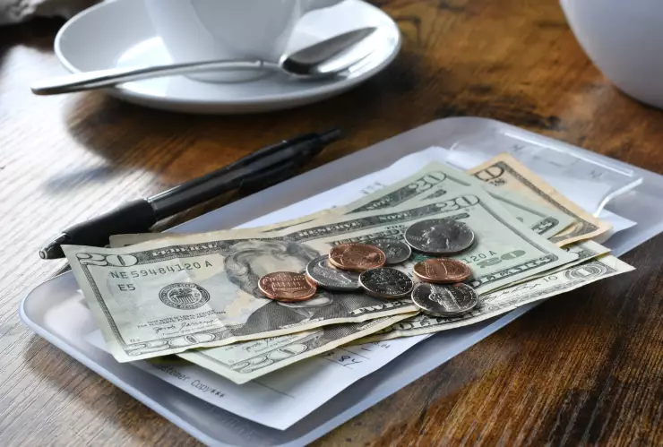 Una mesa de un restaurante con la propina