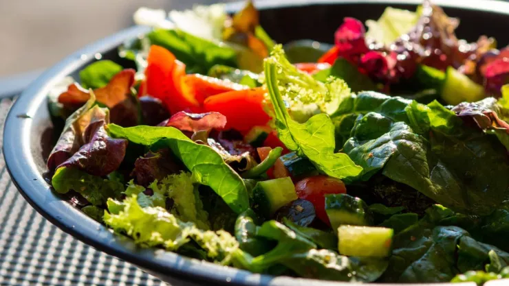 ¿En verdad la ensalada de bolsa no debe lavarse Te decimos qué hacer.
