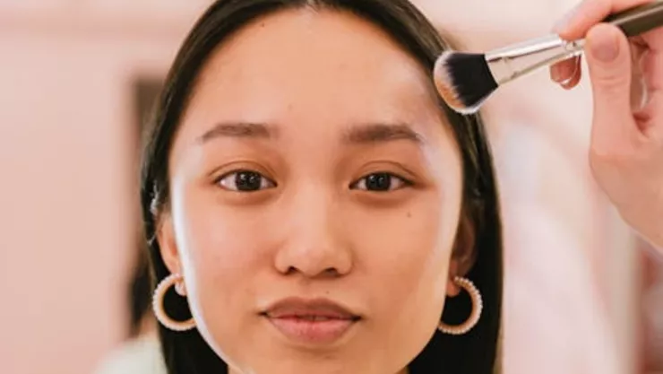 El maquillaje ligero ideal para piel con manchas