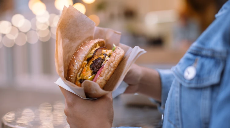 Una mujer come una hamburguesa