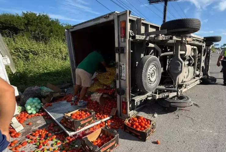 ¡Tomates por todas partes! Camión de frutas sufre volcadura en la carretera Cancún- Playa del Carmen; esto se sabe