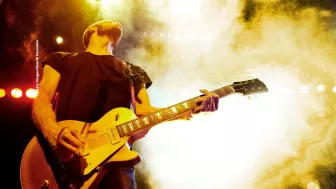 Sabe presentarse sin miedo al público.