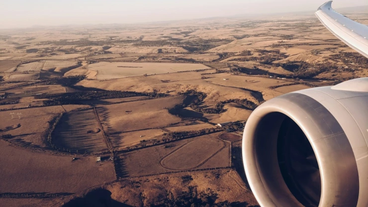 Motor de avión y ala sobre el aire.