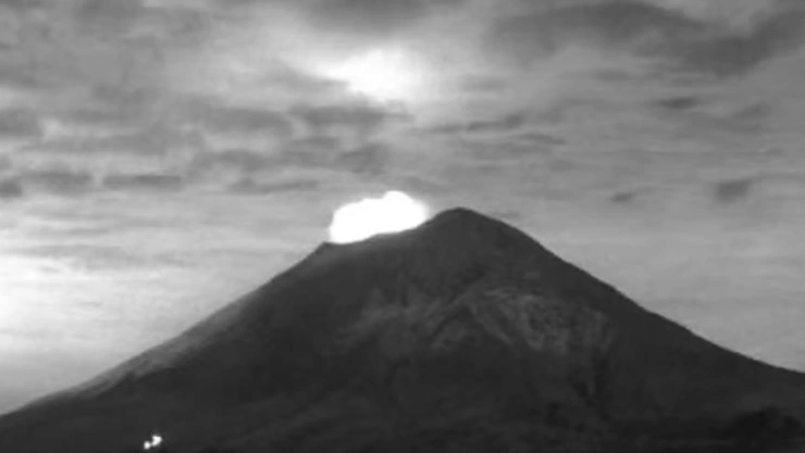 Captan luminosas exhalaciones del volcán Popocatépetl hoy miércoles.