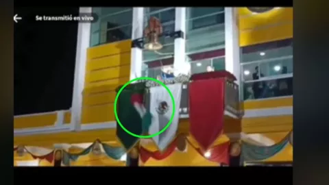 Bandera de México se cae en pleno grito