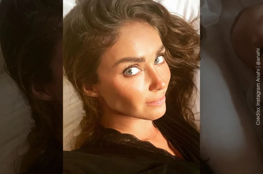 Anahi selfie acostada.jpg