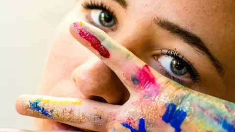 Los colores vibrantes quedan mejor a pieles de tonalidad invierno