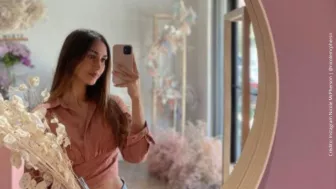 Nicole McPherson entre flores..jpg