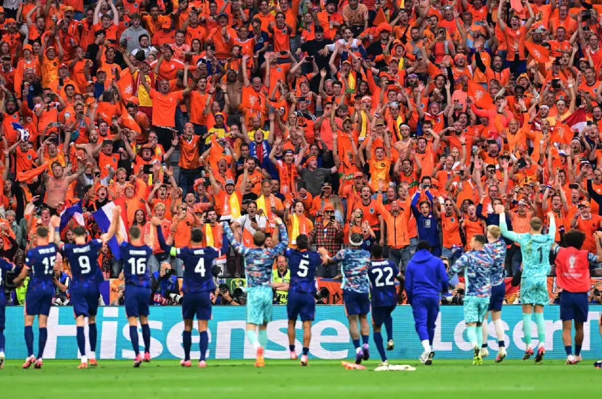 Jugadores de Países Bajos celebran con su afición tras conseguir su pase a Cuartos de Final.jpg