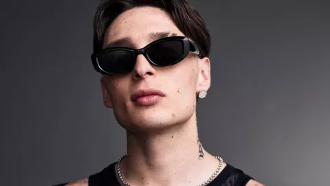 ¿Dedicada a Kenia Os? Peso Pluma estrena “RARI” con la cantante como protagonista de portada