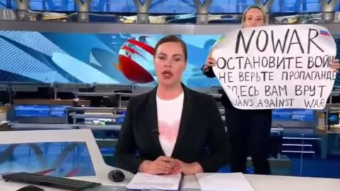 periodista en contra de la guerra interrumpe noticiero en rusia