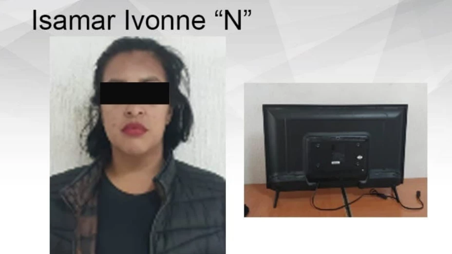 ¡La cacharon!, mujer se roba televisión de un hotel