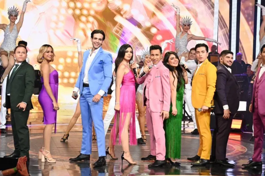 ¡Así dio inicio la Gran Final de La Academia 2024! Jaime Camil abrió el escenario con su carisma inigualable, dando la bienvenida a los exacadémicos, quienes cautivaron al público al interpretar “Vivir mi vida”. La emoción y el talento se desbordaron en una noche inolvidable.