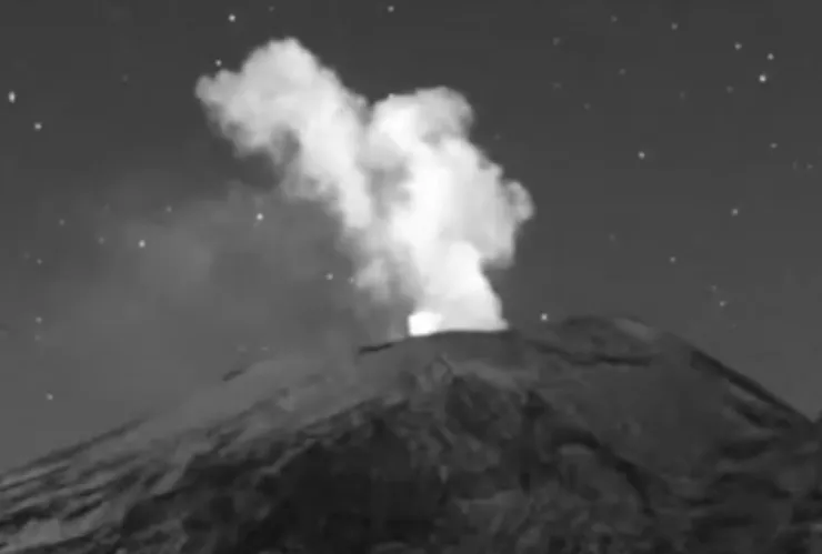 Fenómeno aéreo: Objetos vuelan sobre el Volcán Popocatépetl en Nochebuena