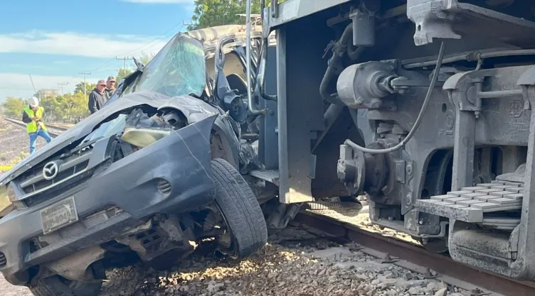 Mujer muere al ser embestida por el tren en Sinaloa; viajaba con su hijo