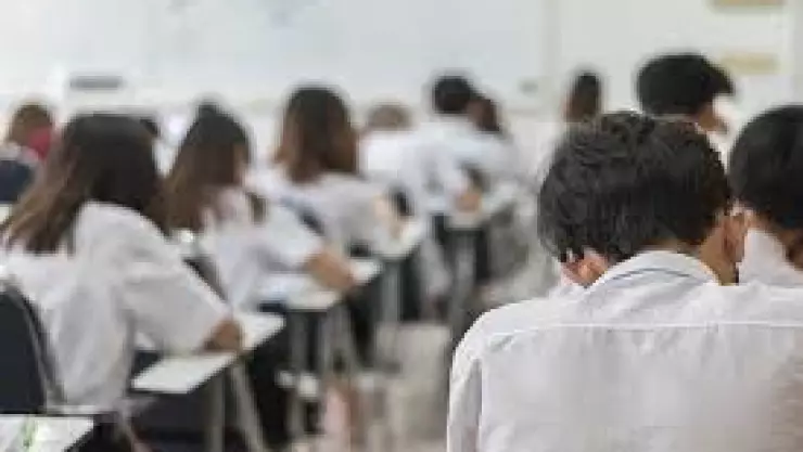Niños estudiando