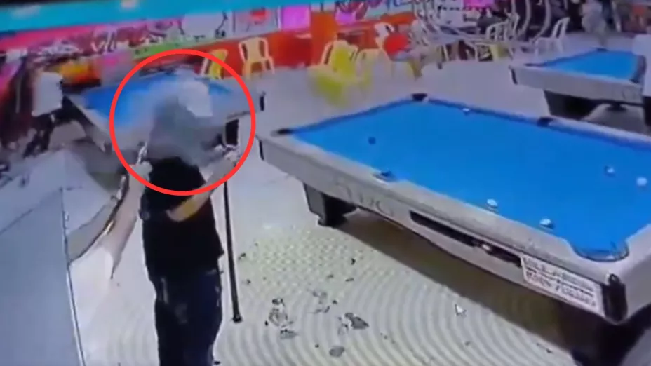 VIDEO | Hombre recibe disparo en la cabeza mientras jugaba en un billar en Barranquilla, Colombia