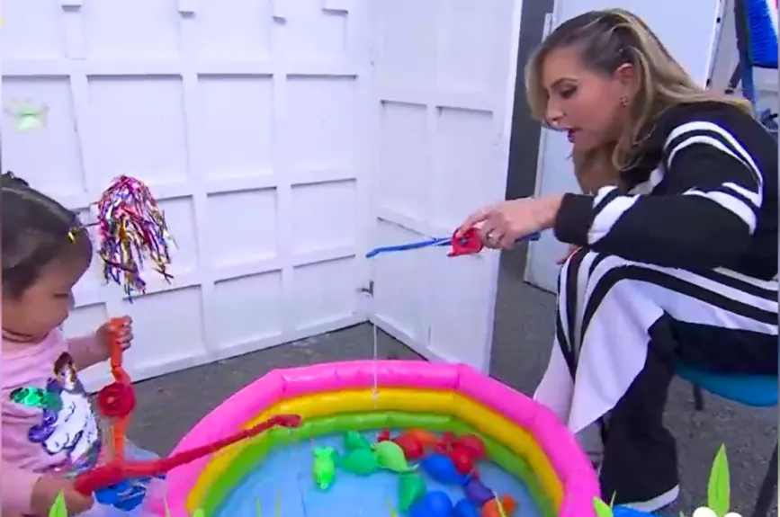 Algunos de nuestros pequeños invitados se divirtieron con los juegos que les preparamos. Jimena intentó atrapar uno de los peces de juguete. | Fotos: INSTAGRAM / @vengalaalegria