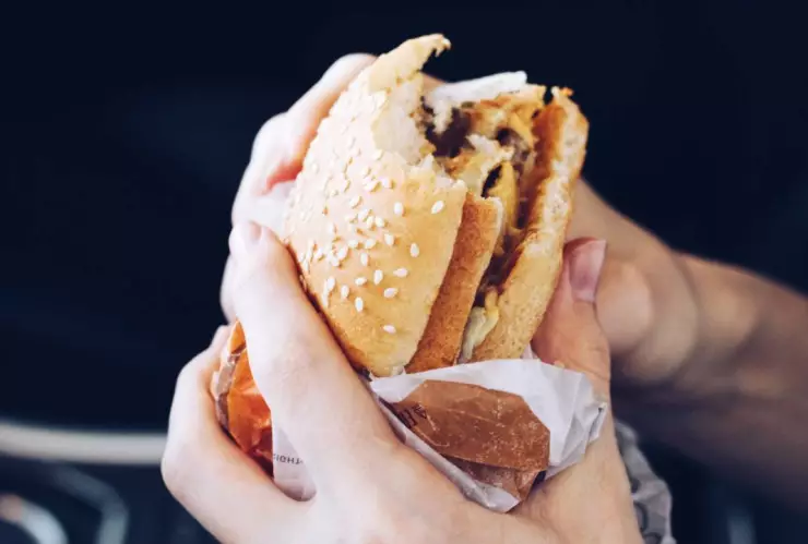 Detectan bacterias en hamburguesas