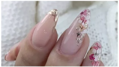 diseño de uñas encapsuladas con flores